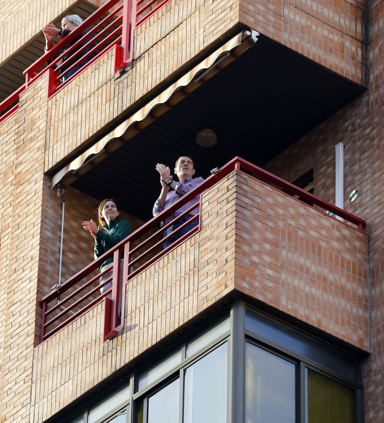 Los ciudadanos salen a los balcones para seguir mostrando el respeto que merecen quien nos cuida a todos