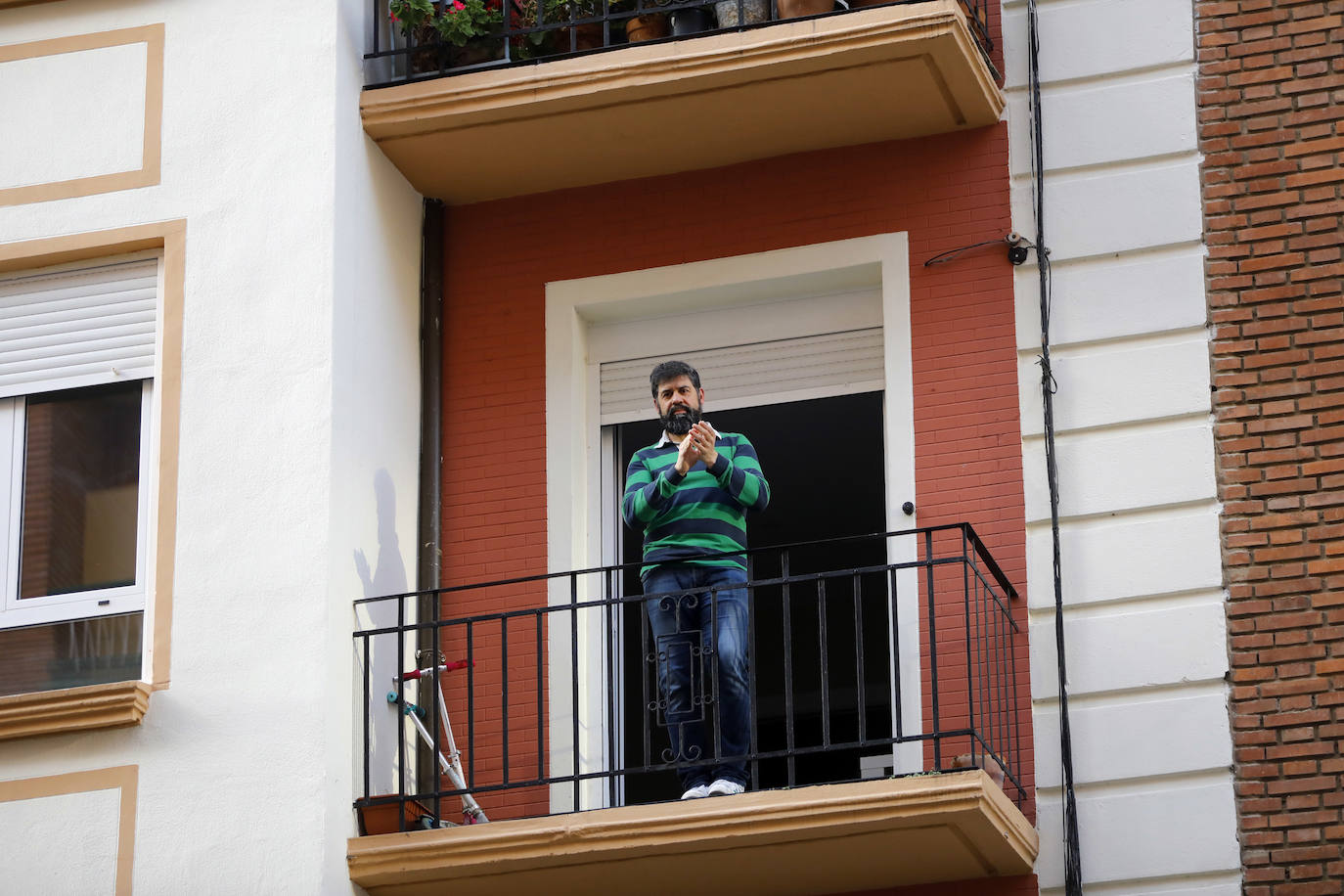 Los ciudadanos salen a los balcones para seguir mostrando el respeto que merecen quien nos cuida a todos