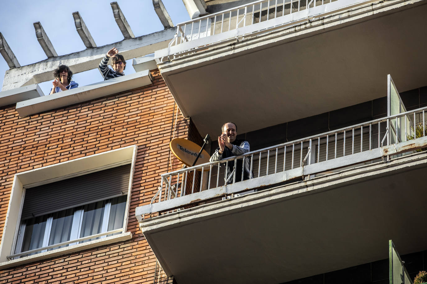 Los ciudadanos salen a los balcones para seguir mostrando el respeto que merecen quien nos cuida a todos