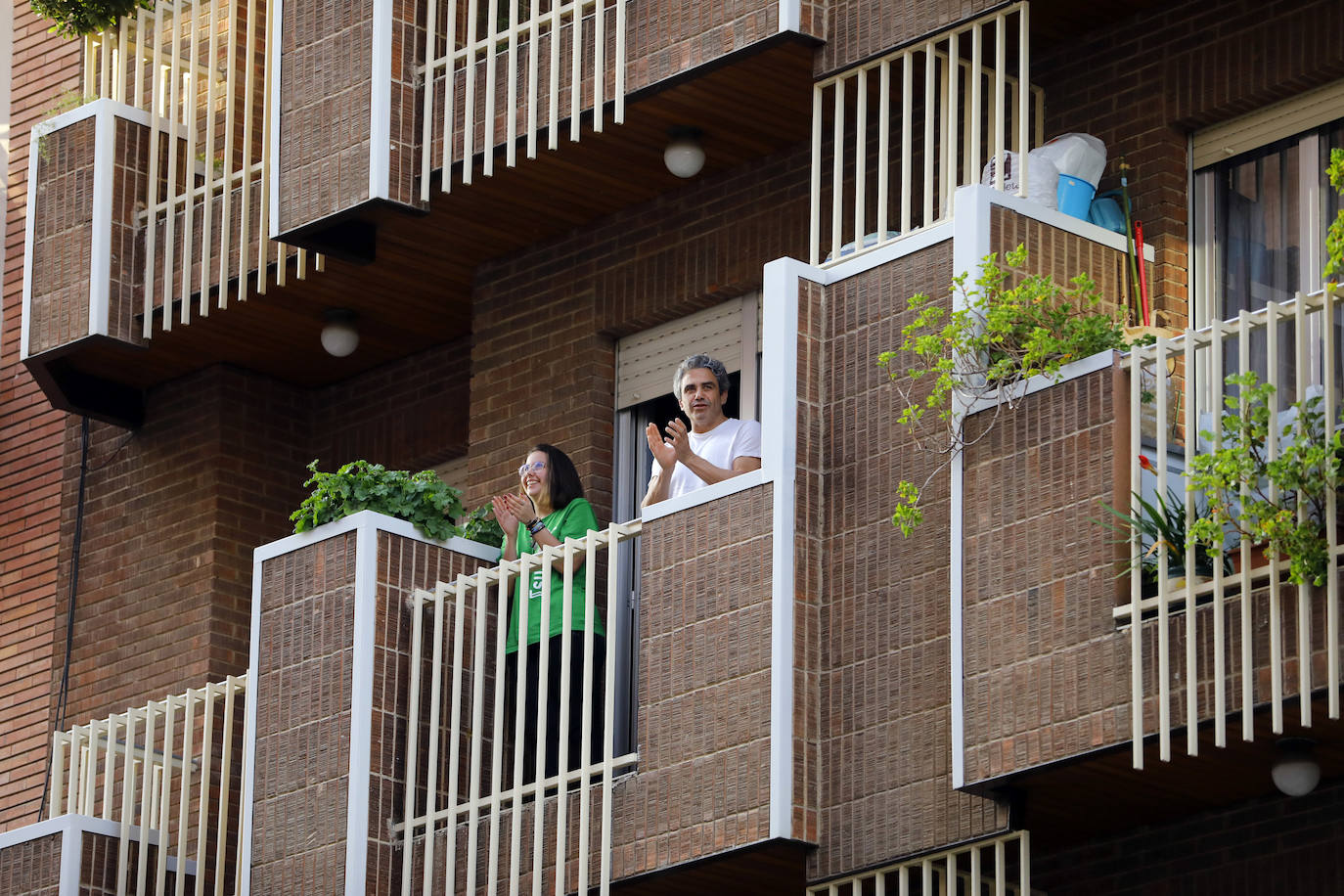 Los ciudadanos salen a los balcones para seguir mostrando el respeto que merecen quien nos cuida a todos