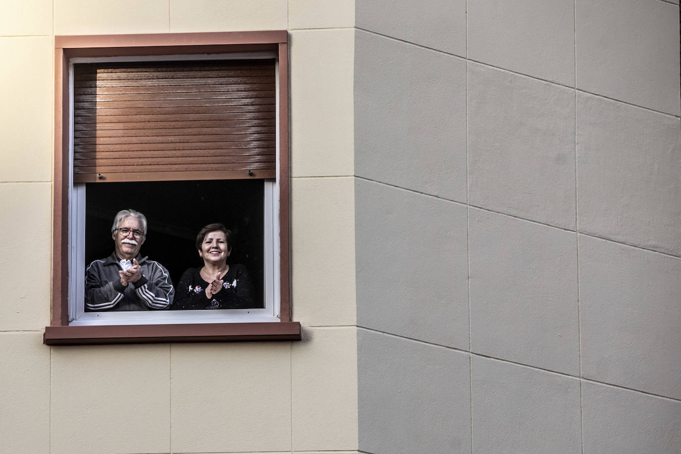 Los ciudadanos salen a los balcones para seguir mostrando el respeto que merecen quien nos cuida a todos