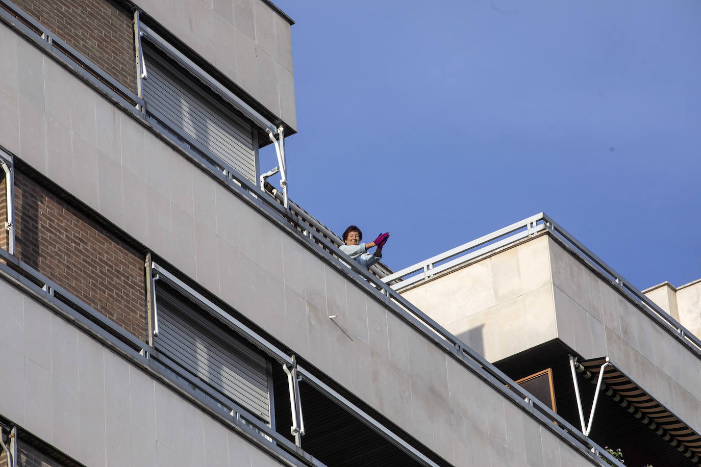 Los ciudadanos salen a los balcones para seguir mostrando el respeto que merecen quien nos cuida a todos