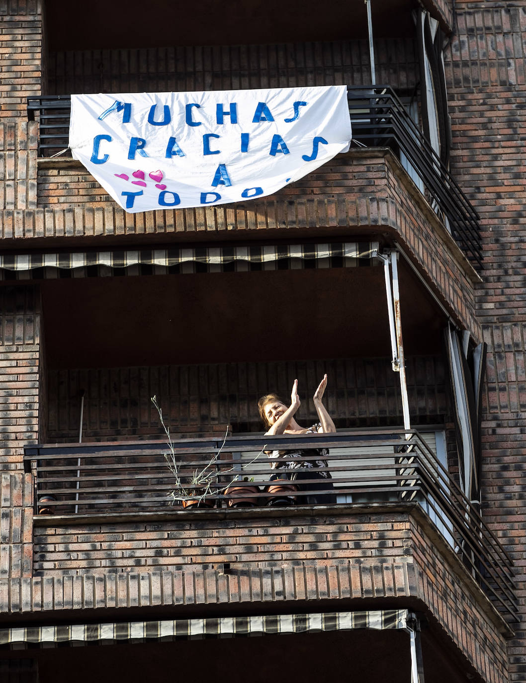 Los ciudadanos salen a los balcones para seguir mostrando el respeto que merecen quien nos cuida a todos