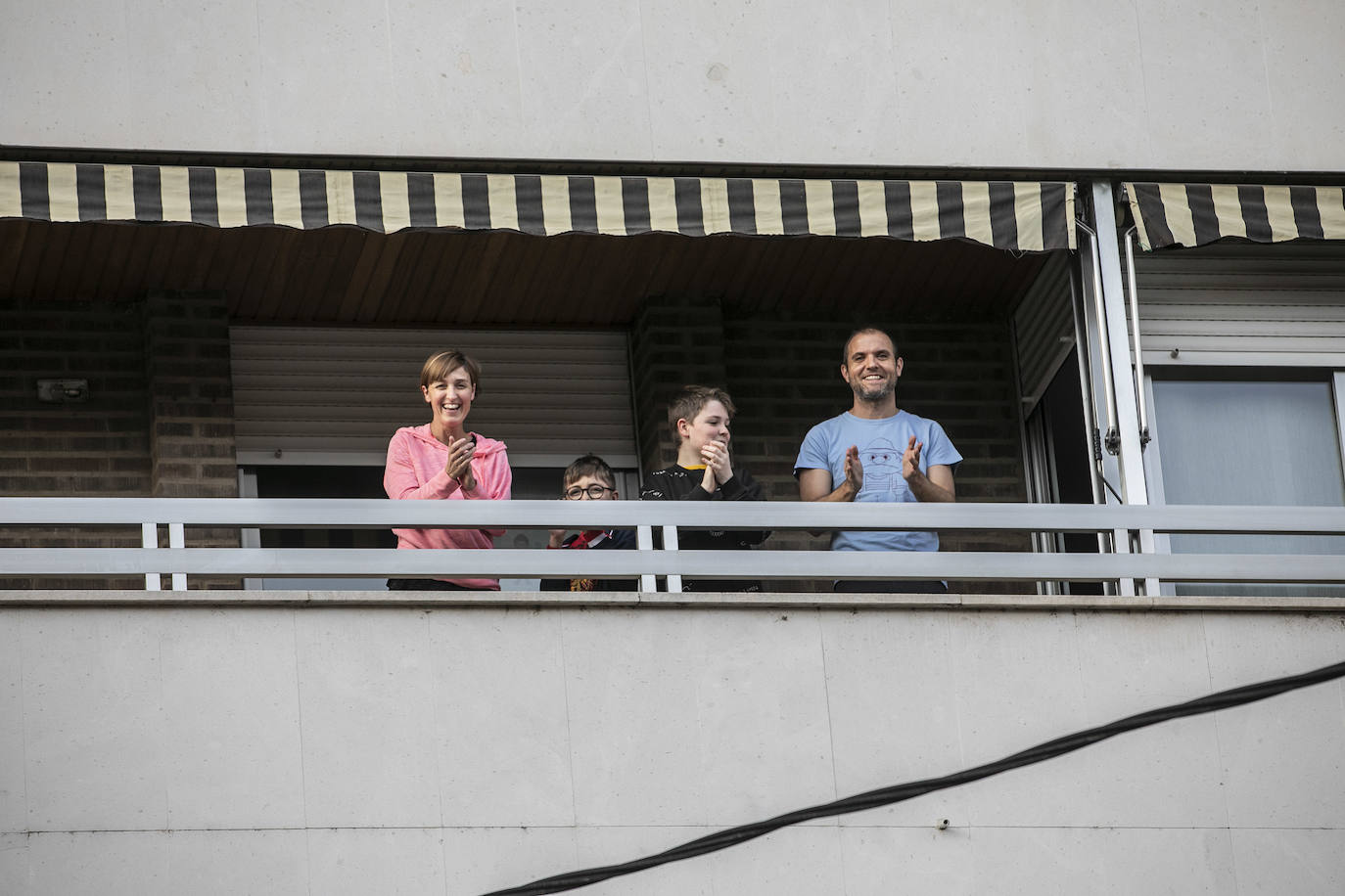 Los ciudadanos salen a los balcones para seguir mostrando el respeto que merecen quien nos cuida a todos