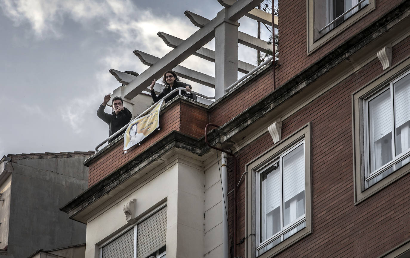 Los ciudadanos salen a los balcones para seguir mostrando el respeto que merecen quien nos cuida a todos