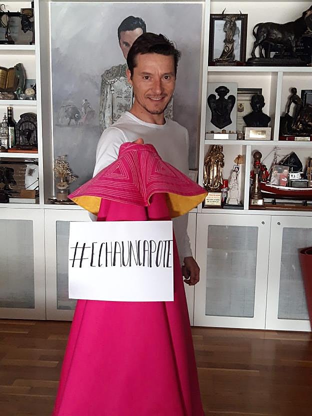 Diego Urdiales, en su casa y apoyando la campaña 'Echa un capote'. 