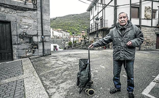 «Soy feliz». Fernando Sánchez acude con su carro a realizar la compra al furgón que acude a Soto en Cameros.