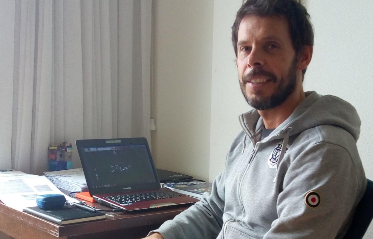 Aitor Calle, confinado en su domicilio, continúa trabajando preparando la vuelta al trabajo. 