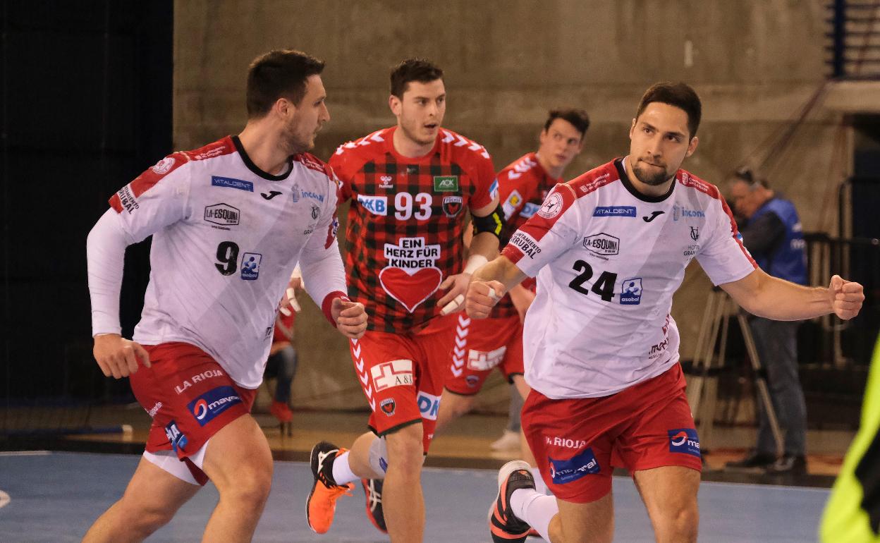 Para el pie de foto: Lazar Kukic y Kule Kusan celebran un gol del Logroño ante el Füchse Berlin. 