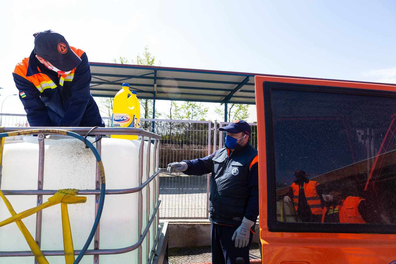 reinta y cinco voluntarios luchan contra el COVID-19