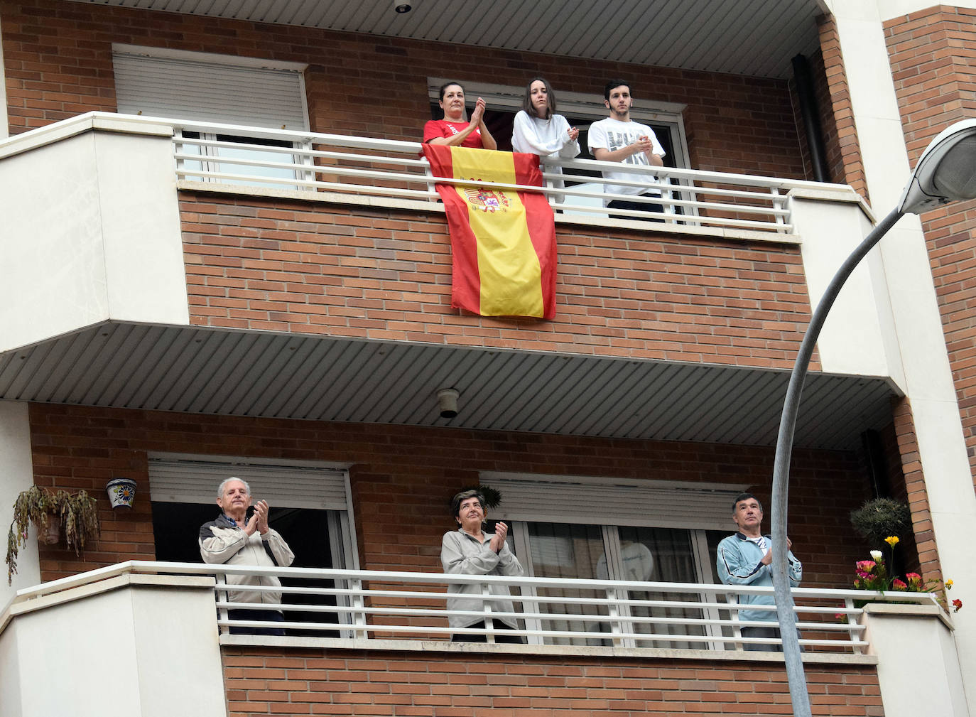 Este sábado 25 de abril, como el primer día, Logroño sigue homenajeando a los sanitarios.