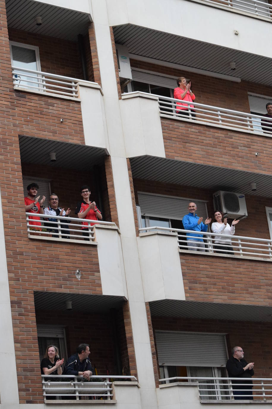 Este sábado 25 de abril, como el primer día, Logroño sigue homenajeando a los sanitarios.