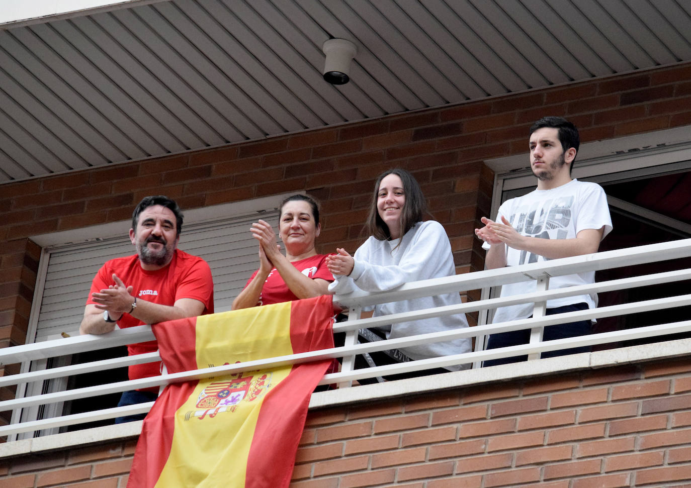 Este sábado 25 de abril, como el primer día, Logroño sigue homenajeando a los sanitarios.