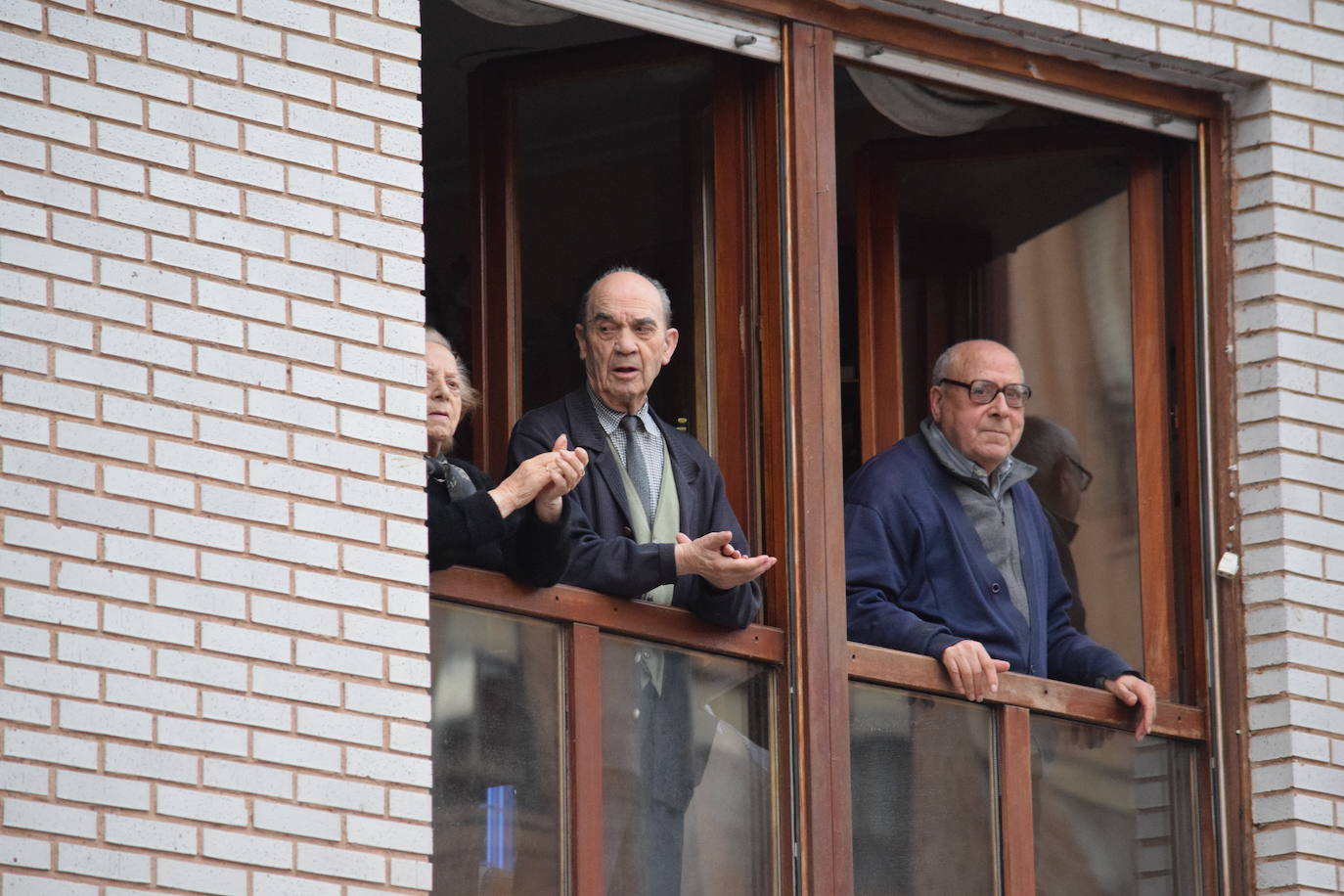 Este sábado 25 de abril, como el primer día, Logroño sigue homenajeando a los sanitarios.