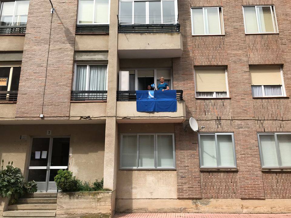 Desde sus balcones y ventanas. Así están celebrando los calceatenses el Día de la Gaita.