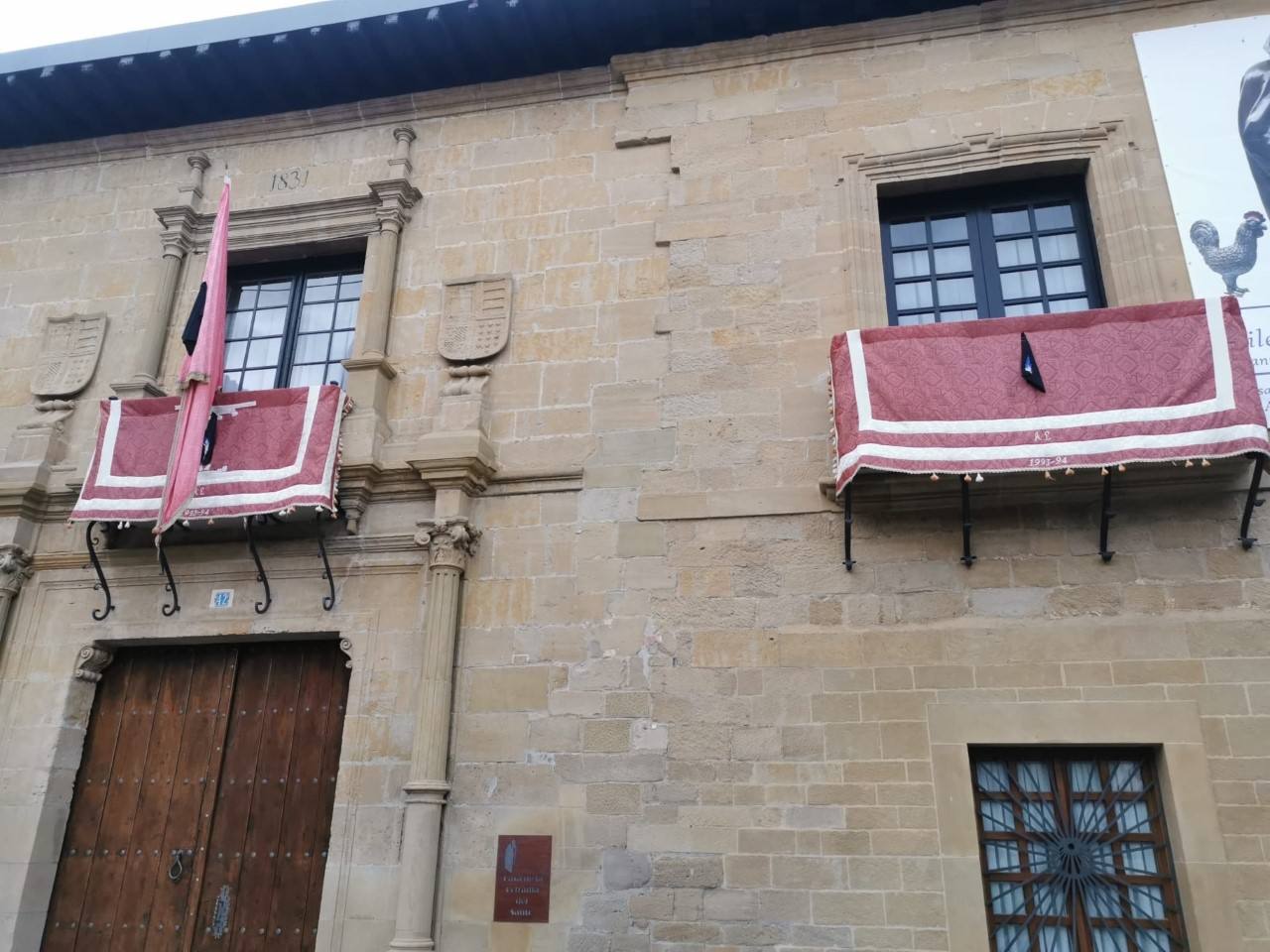 Desde sus balcones y ventanas. Así están celebrando los calceatenses el Día de la Gaita.