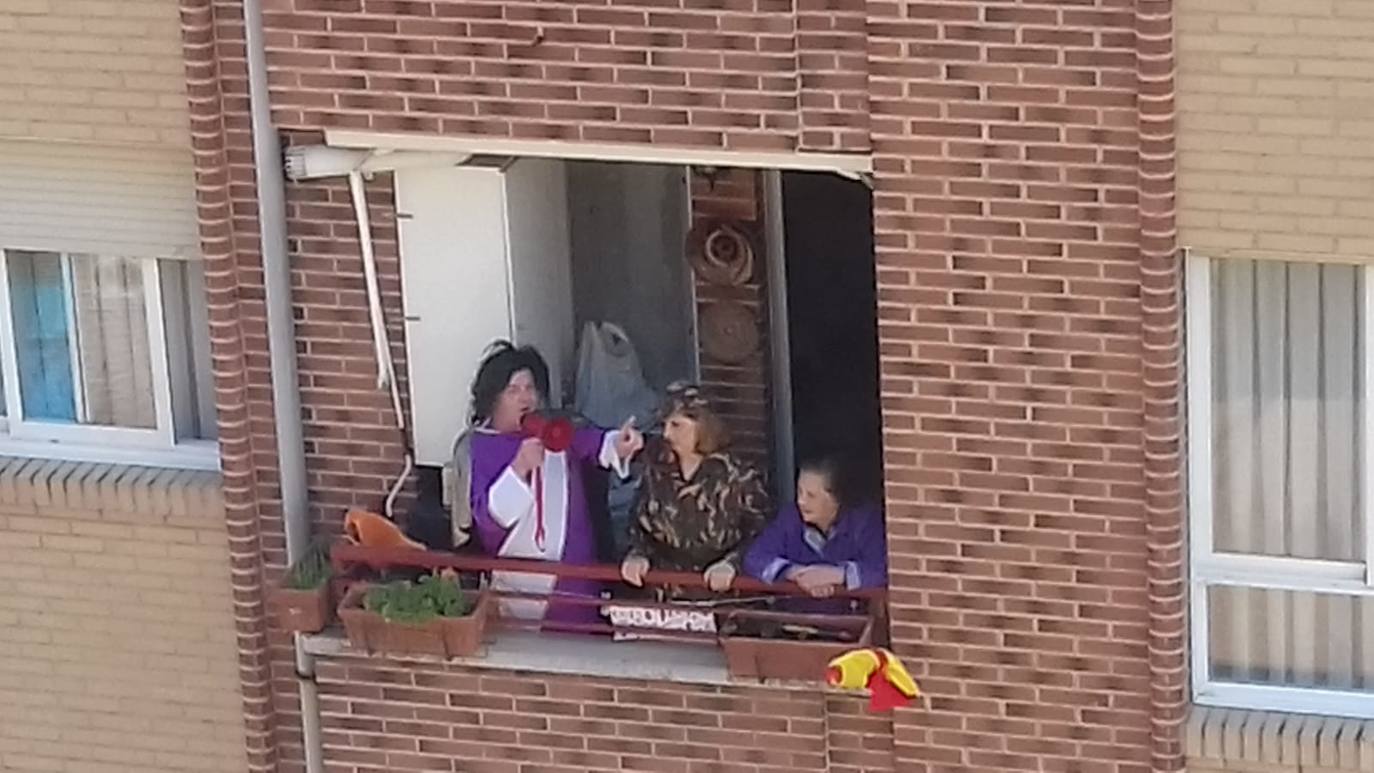 Un vermú de disfraces en la calle Monasterio de Yuso del barrio de La Estrella.