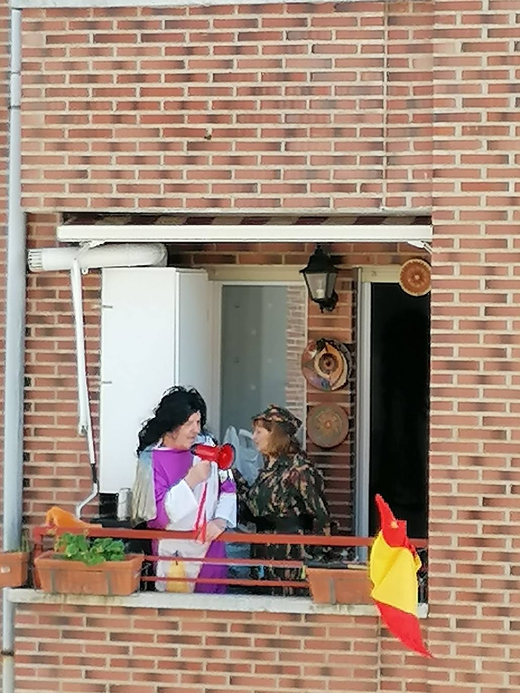 Un vermú de disfraces en la calle Monasterio de Yuso del barrio de La Estrella.