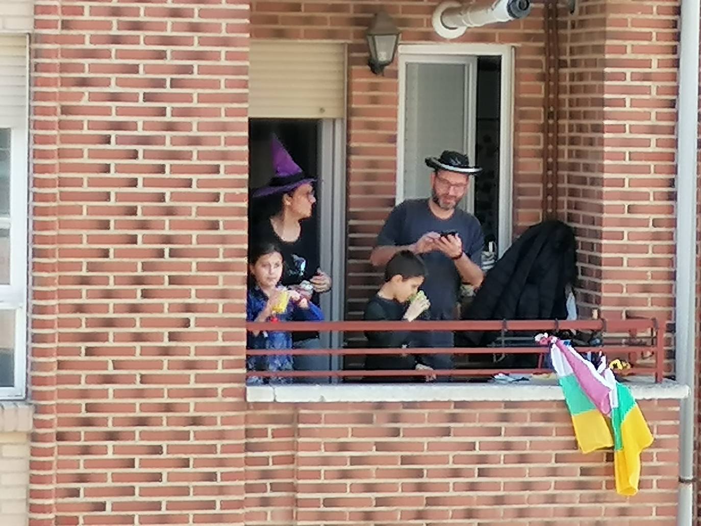 Un vermú de disfraces en la calle Monasterio de Yuso del barrio de La Estrella.