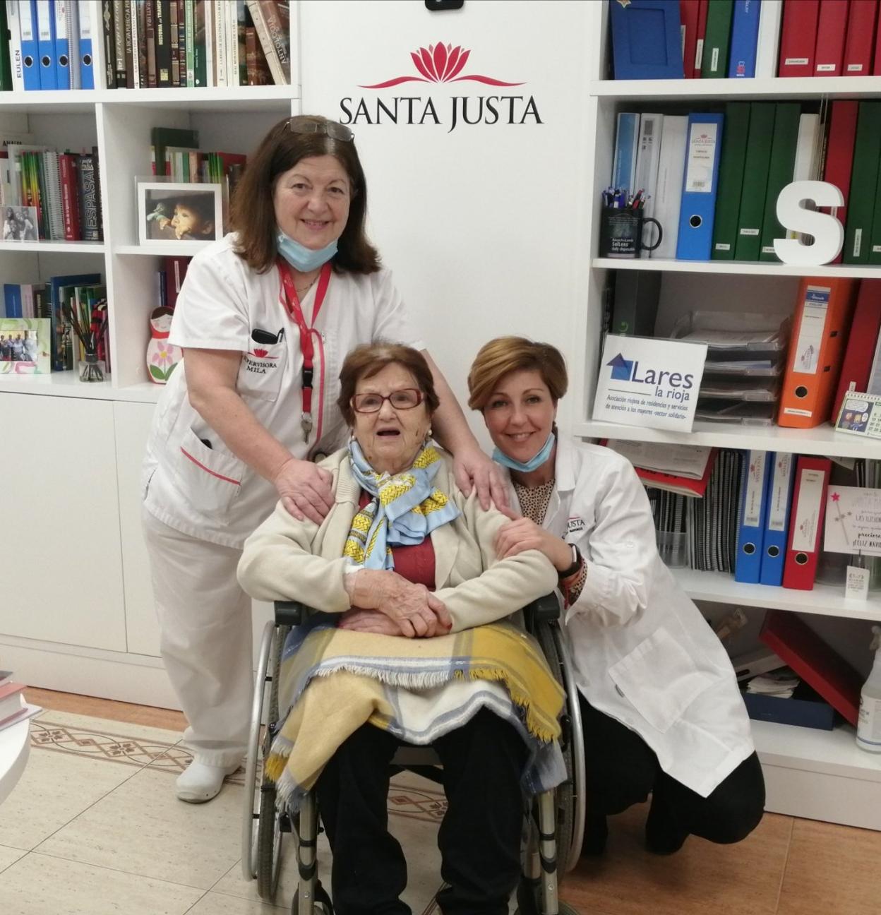 Milagros junto a Rosario (usuaria centenaria) y Susana Ruiz (directora). 