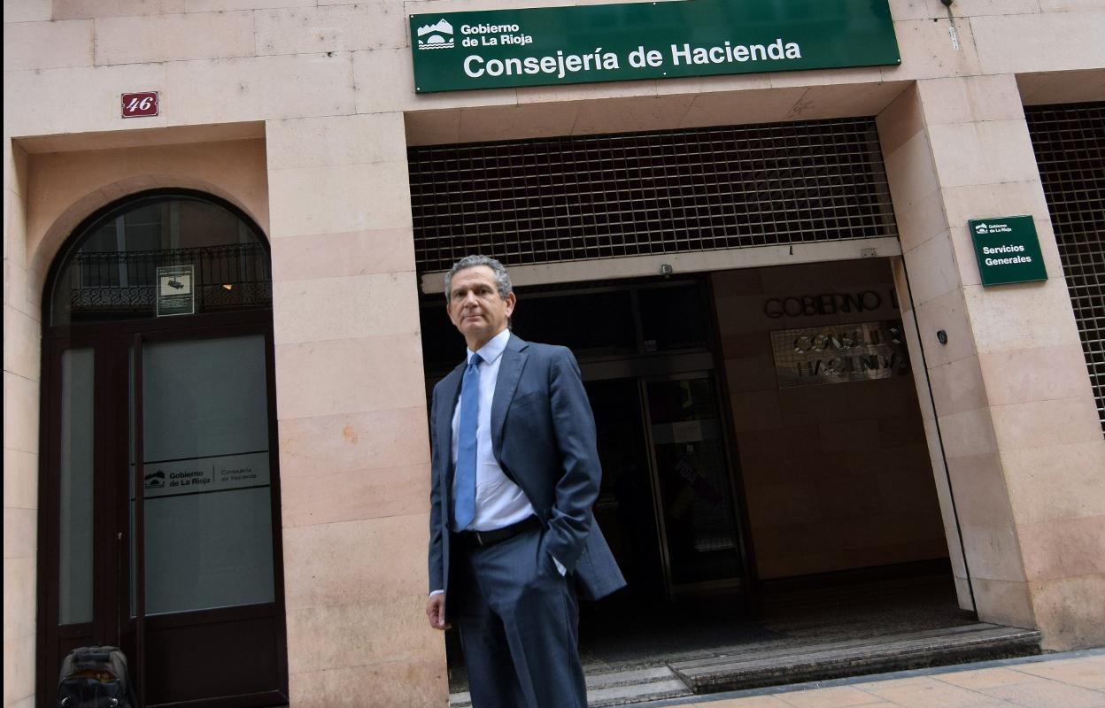 El consejero Celso González, delante de la fachada de la Consejería de Hacienda, en la calle Portales de Logroño. 