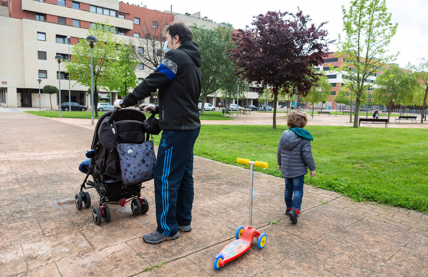 Los menores de 14 años han podido salir este domingo a dar un paseo de una hora.