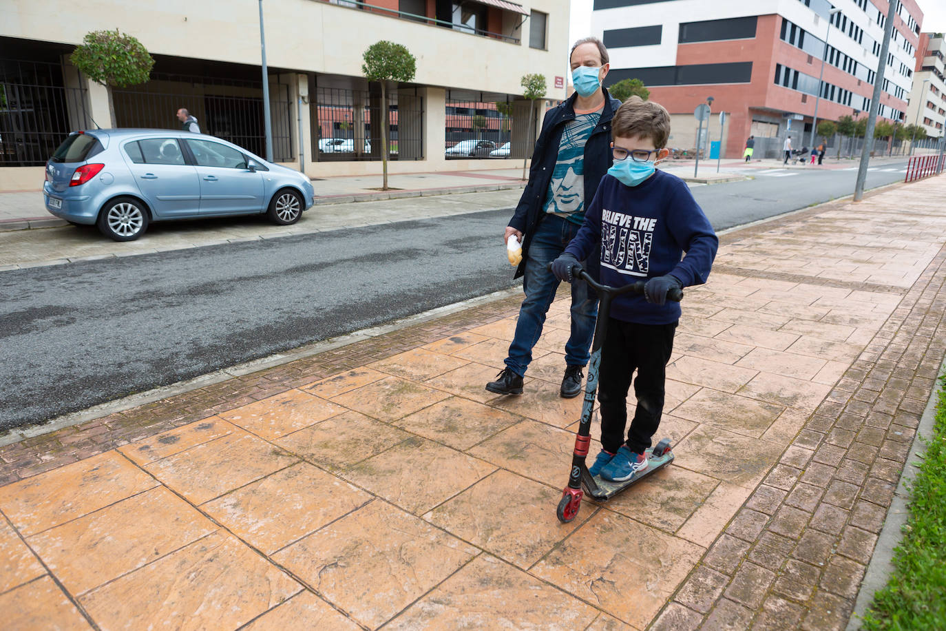 Los menores de 14 años han podido salir este domingo a dar un paseo de una hora.