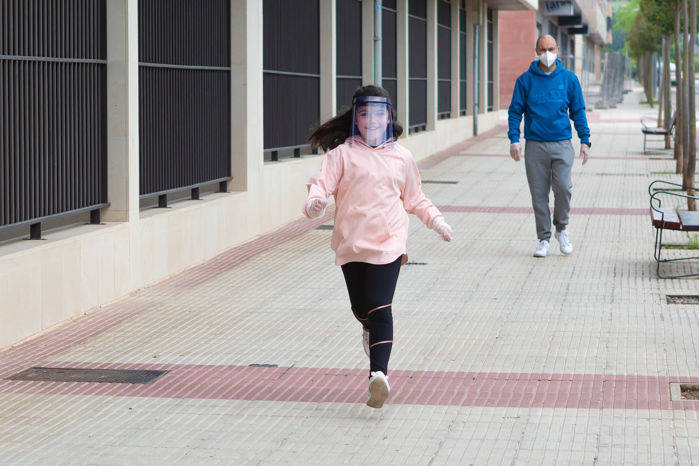 Los menores de 14 años han podido salir este domingo a dar un paseo de una hora.