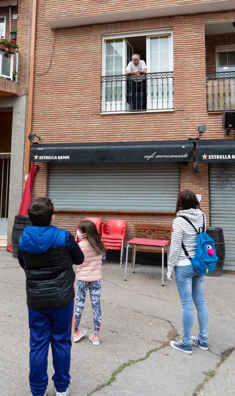 Los menores de 14 años han podido salir este domingo a dar un paseo de una hora.