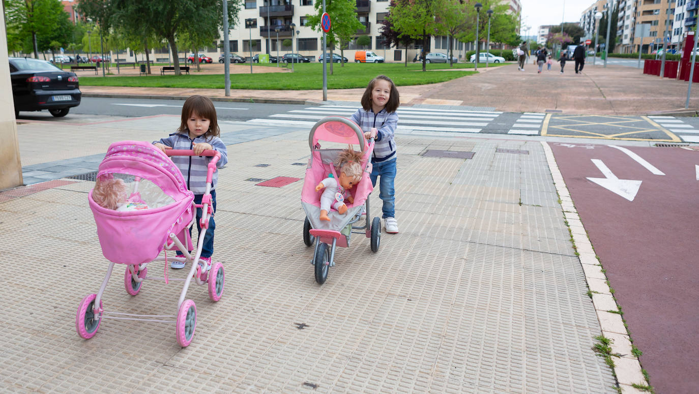 Los menores de 14 años han podido salir este domingo a dar un paseo de una hora.