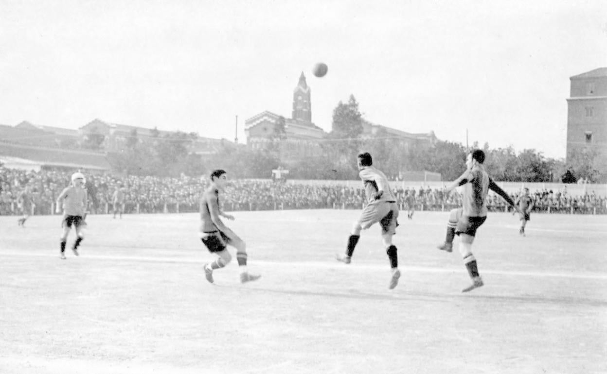 Un partido de la época entre el Arenas y el Barcelona. 