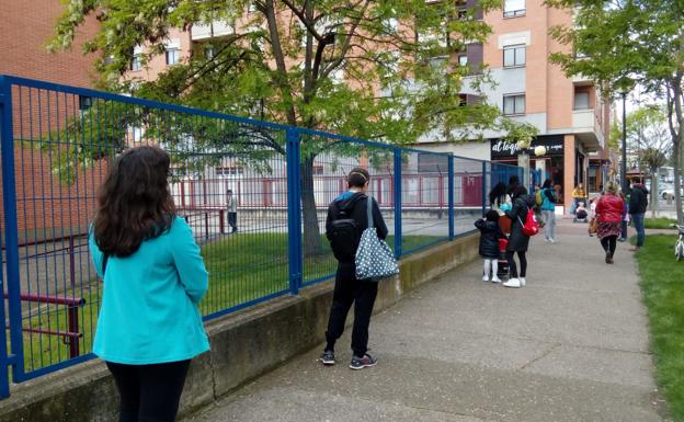 Fila de padres en el Colegio Gonzalo de Berceo, de Cascajos.