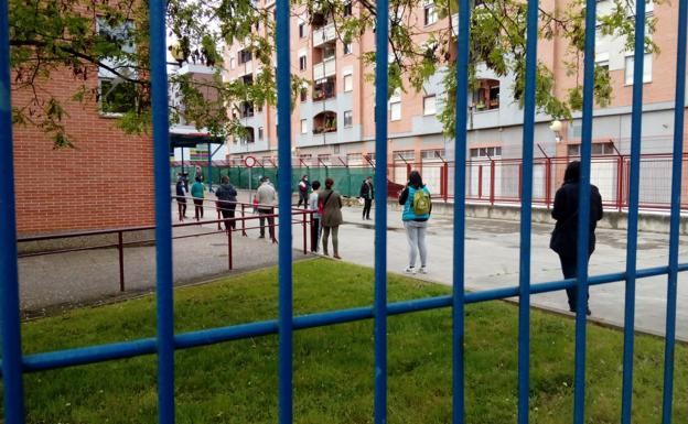 Imagen principal - Filas en los polideportivos Gonzalo de Berceo y Vicente Ochoa (abajo a la derecha).