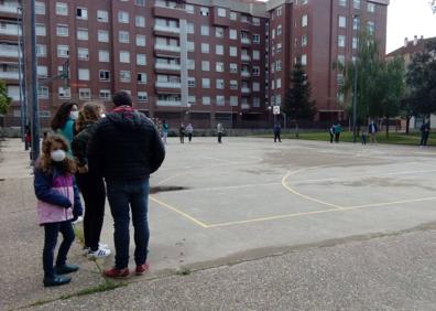 Imagen secundaria 1 - Filas en los polideportivos Gonzalo de Berceo y Vicente Ochoa (abajo a la derecha).