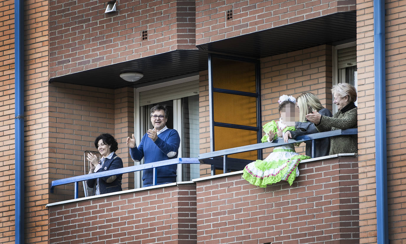 Profesionales de una residencia de ancianos de la localidad y vecinos se dedican aplausos mutuos