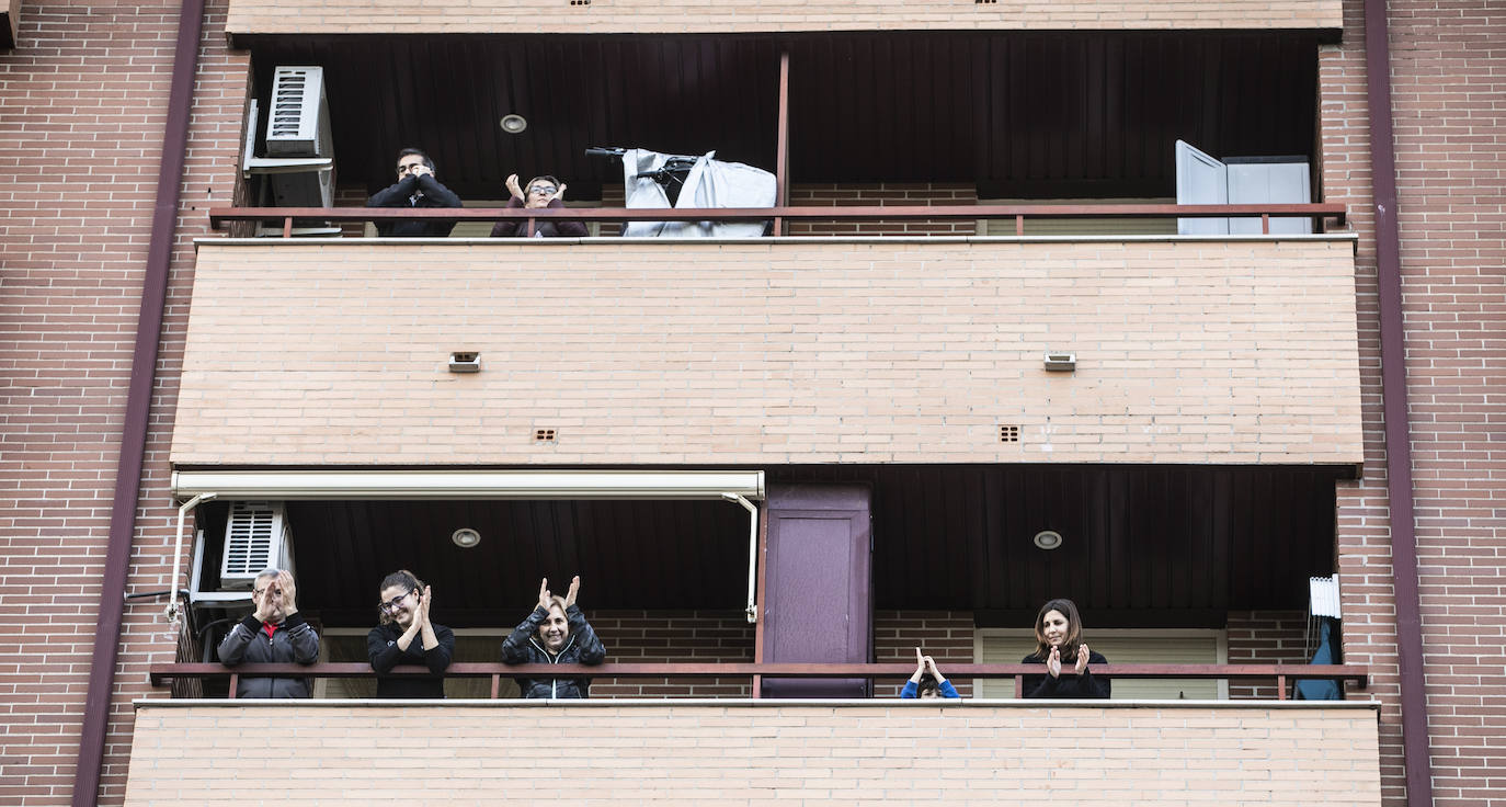 Profesionales de una residencia de ancianos de la localidad y vecinos se dedican aplausos mutuos