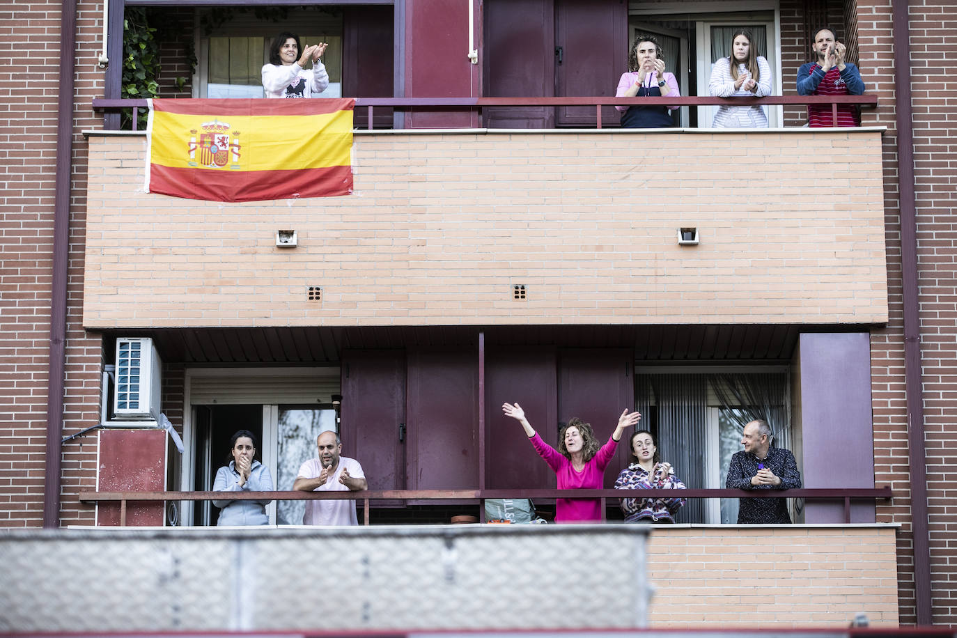 Profesionales de una residencia de ancianos de la localidad y vecinos se dedican aplausos mutuos