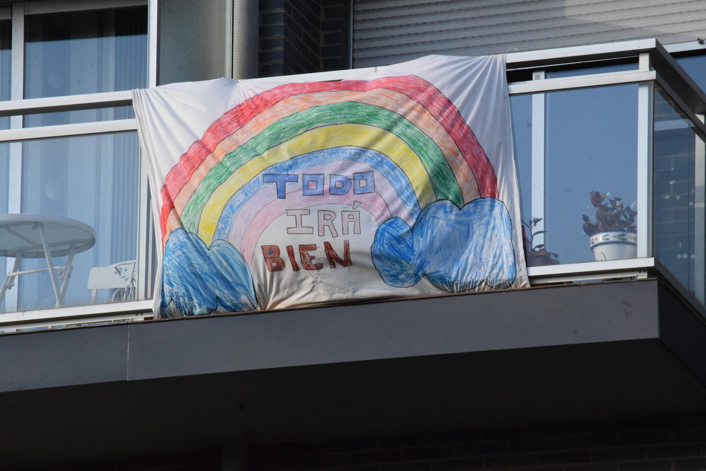 Los vecinos de la capital riojana han vuelto a salir a sus balcones y ventanas a aplaudir este martes