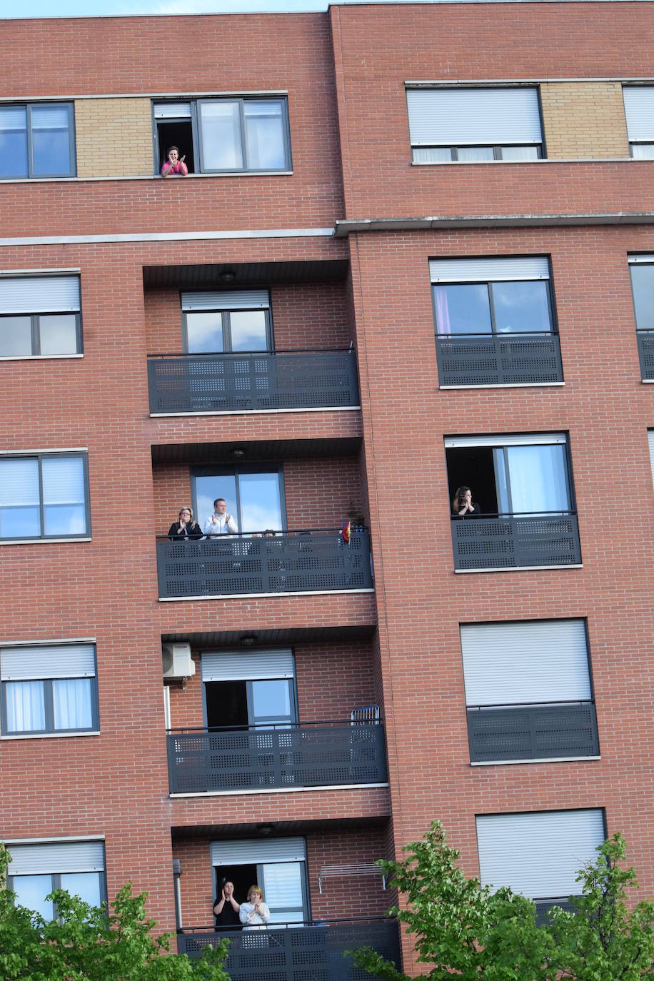 Los vecinos de la capital riojana han vuelto a salir a sus balcones y ventanas a aplaudir este martes