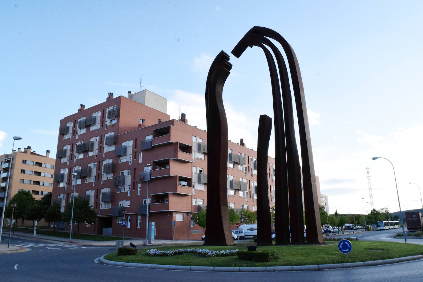 Los vecinos de la capital riojana han vuelto a salir a sus balcones y ventanas a aplaudir este martes