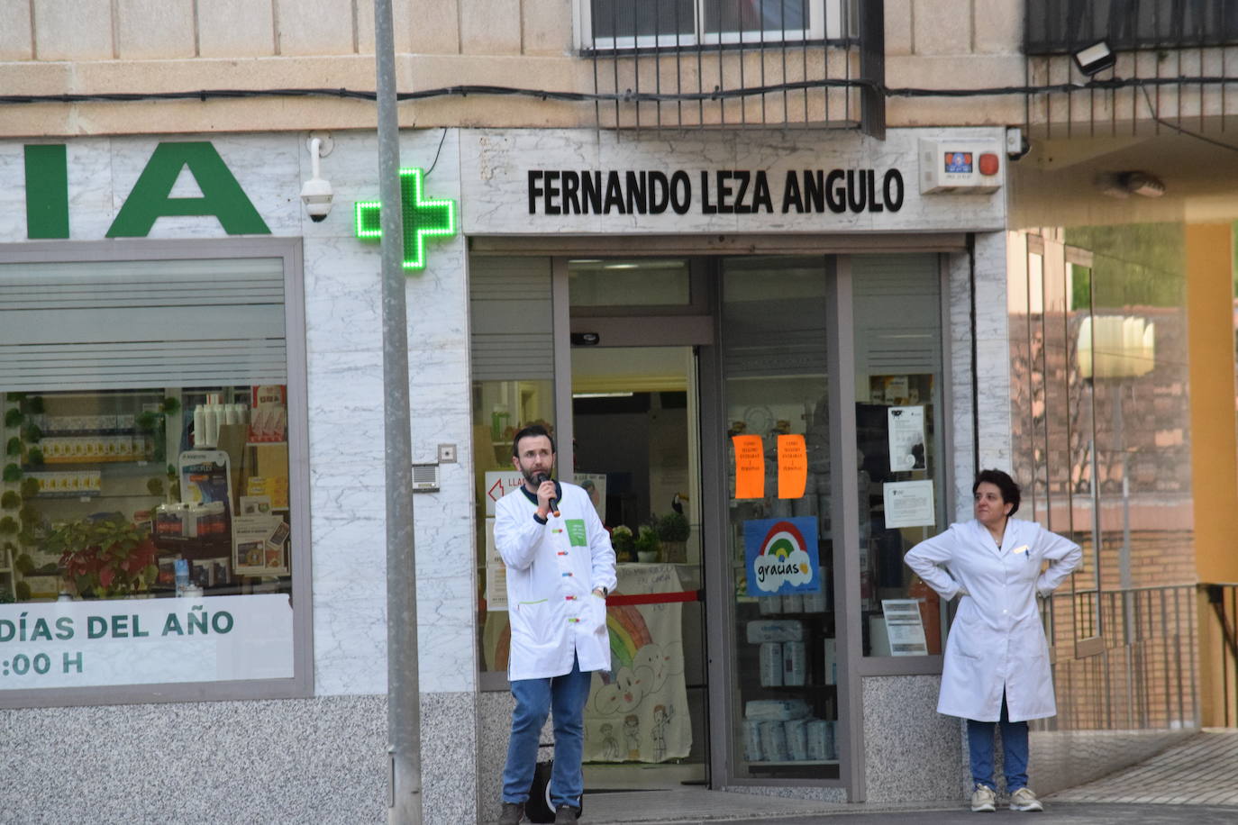 Los vecinos de la capital riojana han vuelto a salir a sus balcones y ventanas a aplaudir este martes