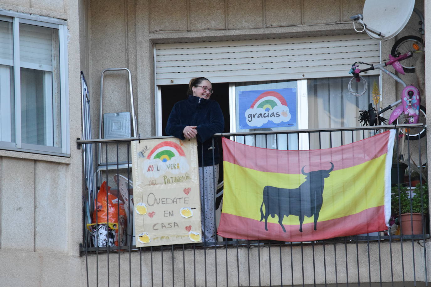 Los vecinos de la capital riojana han vuelto a salir a sus balcones y ventanas a aplaudir este martes