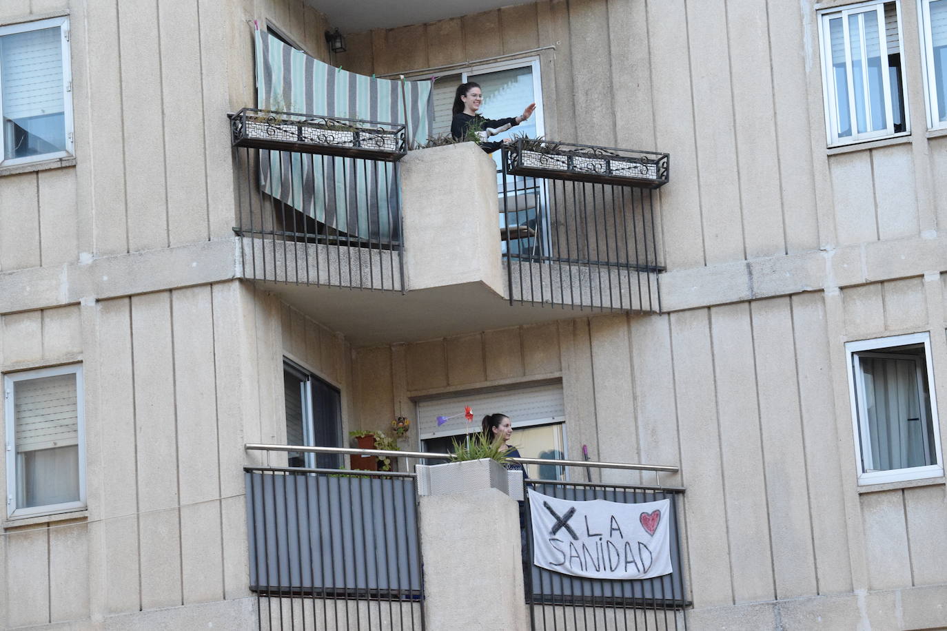 Los vecinos de la capital riojana han vuelto a salir a sus balcones y ventanas a aplaudir este martes