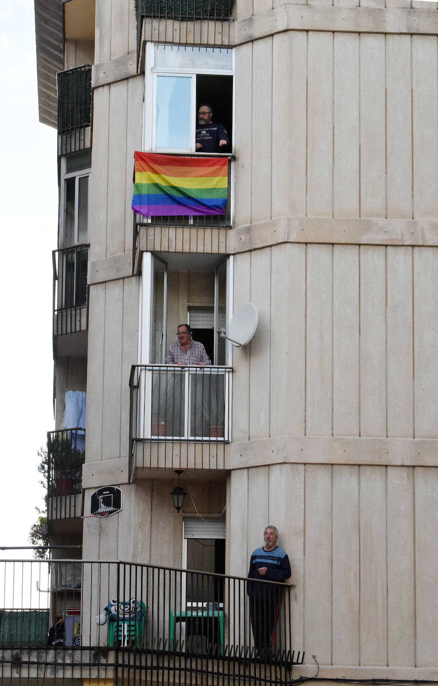 Los vecinos de la capital riojana han vuelto a salir a sus balcones y ventanas a aplaudir este martes