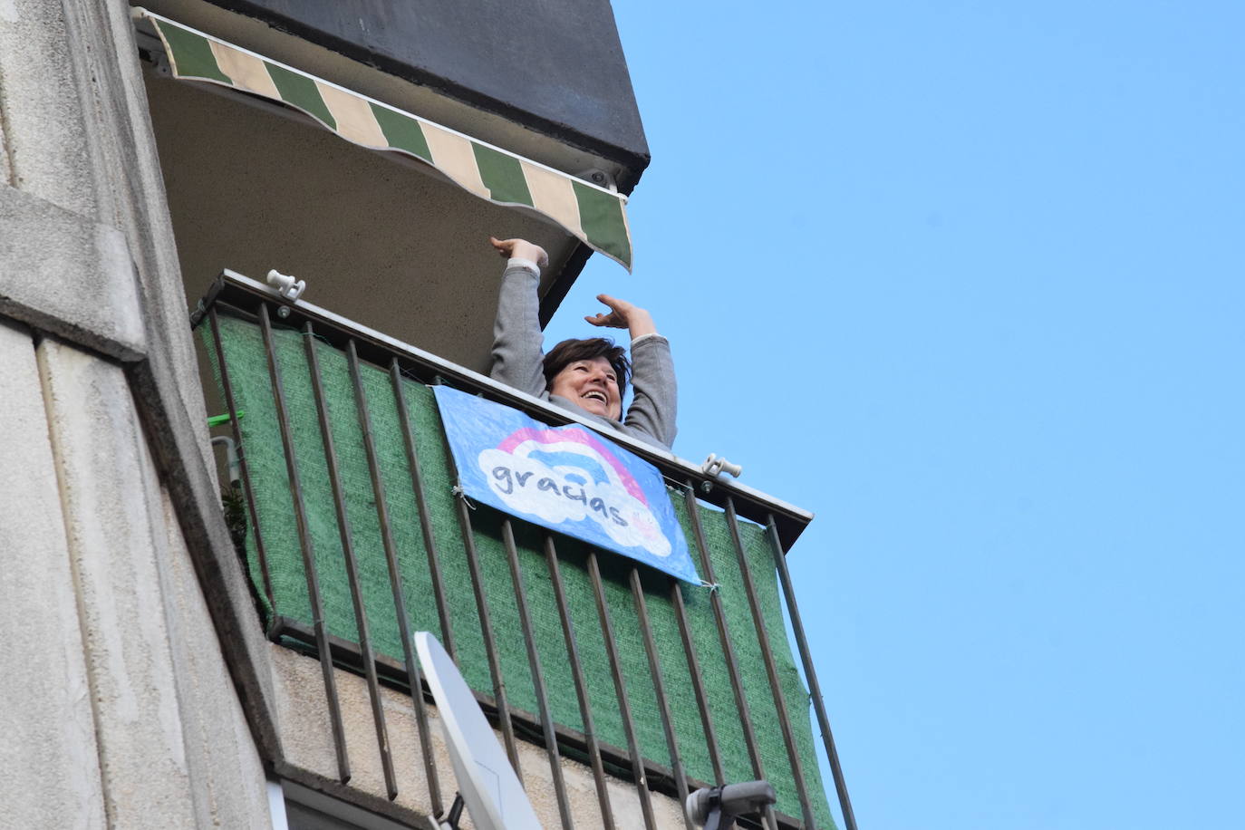 Los vecinos de la capital riojana han vuelto a salir a sus balcones y ventanas a aplaudir este martes