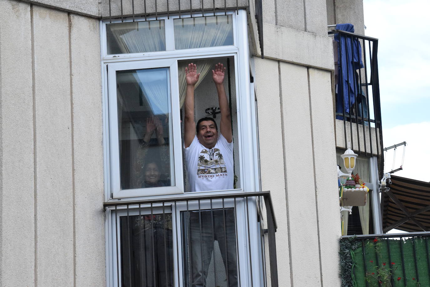 Los vecinos de la capital riojana han vuelto a salir a sus balcones y ventanas a aplaudir este martes