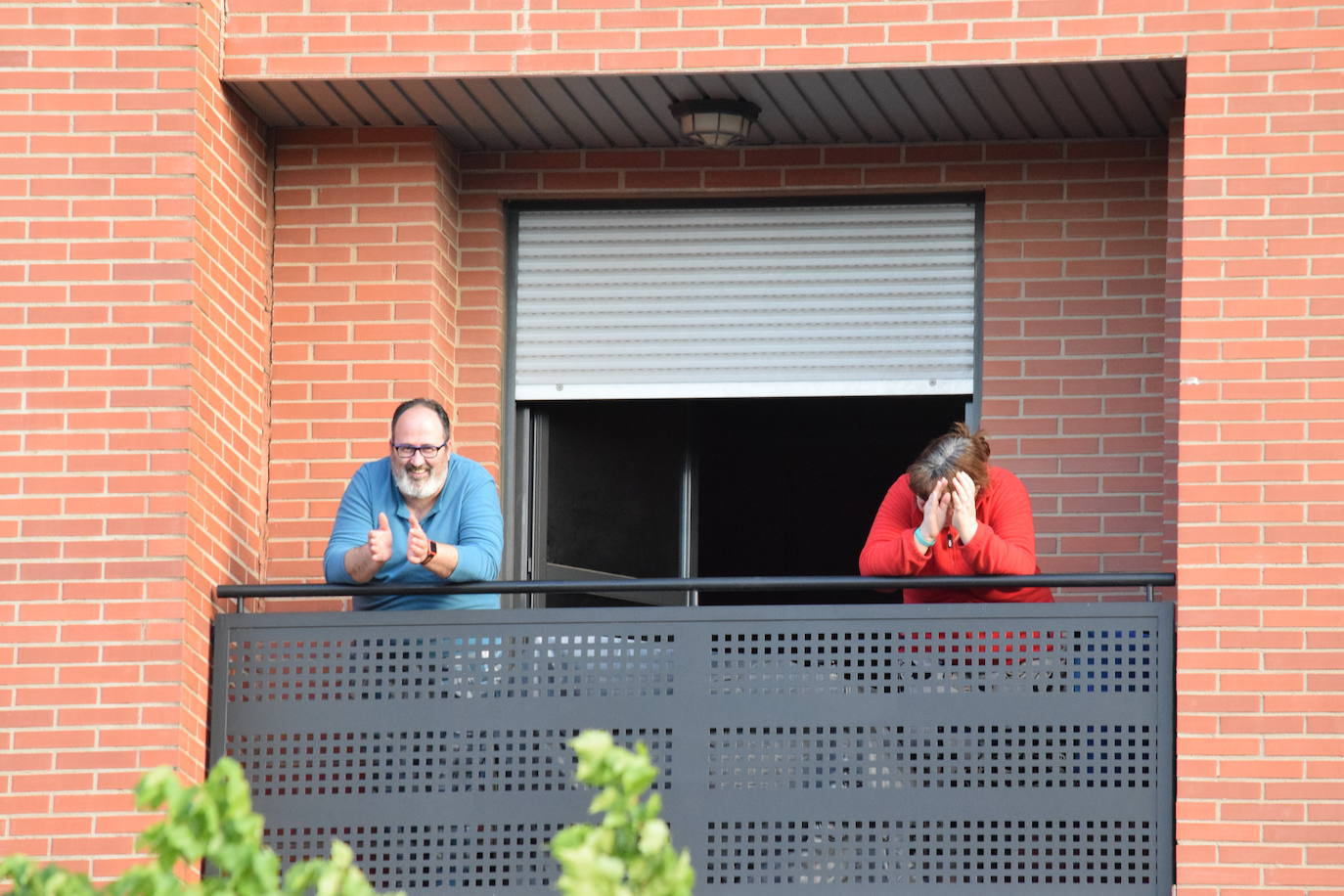 Los vecinos de la capital riojana han vuelto a salir a sus balcones y ventanas a aplaudir este martes