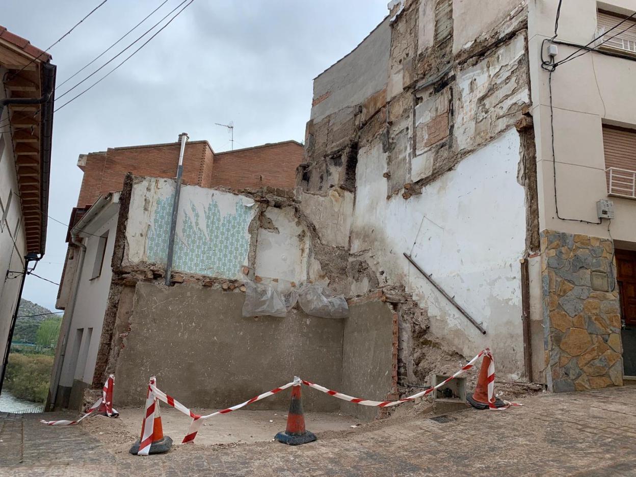 Finaliza el derribo de una casa en Arnedillo