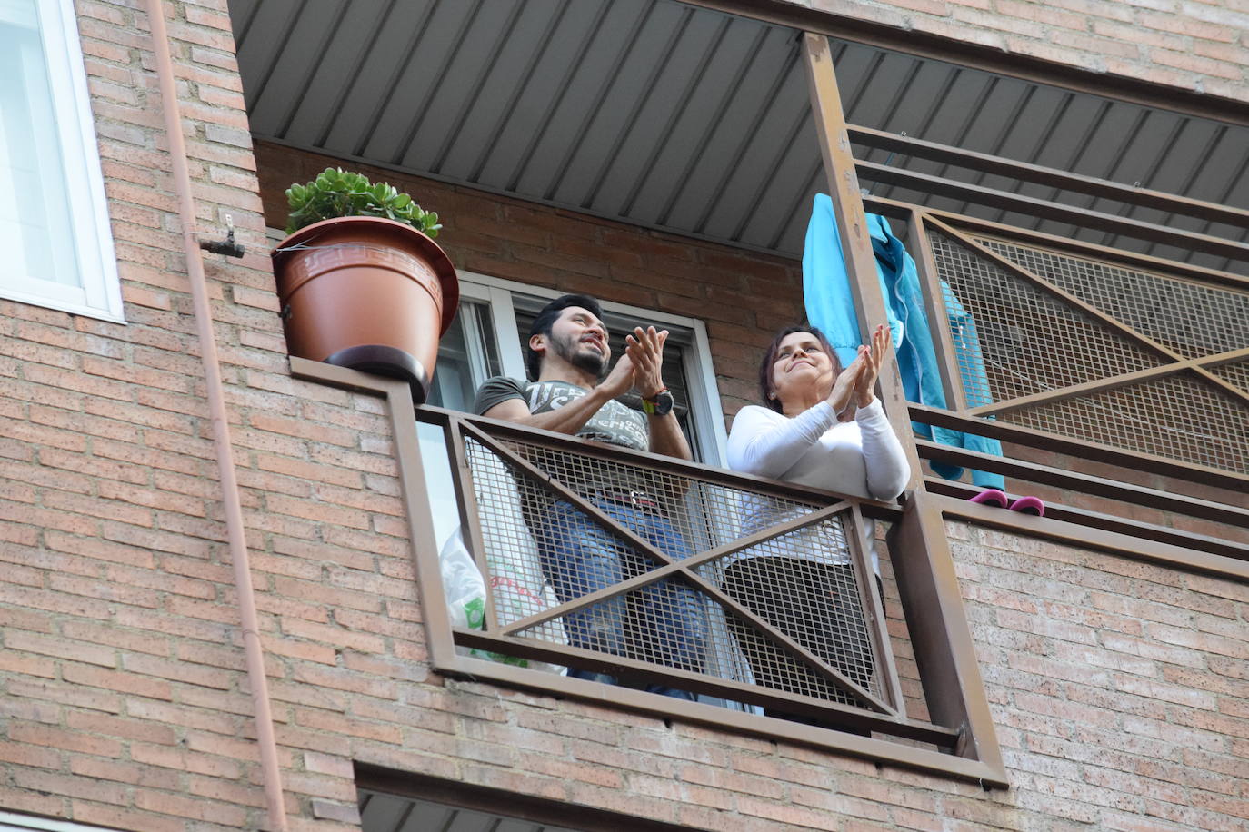 Los ciudadanos siguen mostrando su respeto a quienes están en primera línea de esta lucha contra el coronavirus 