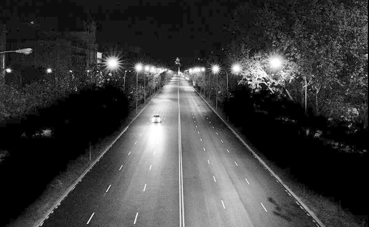 Las calles de Madrid, sin rastro del habitual tráfico nocturno de la capital.